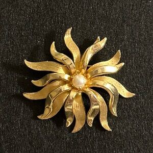 Vintage Gold Tone Flower Brooks Brooch Signed